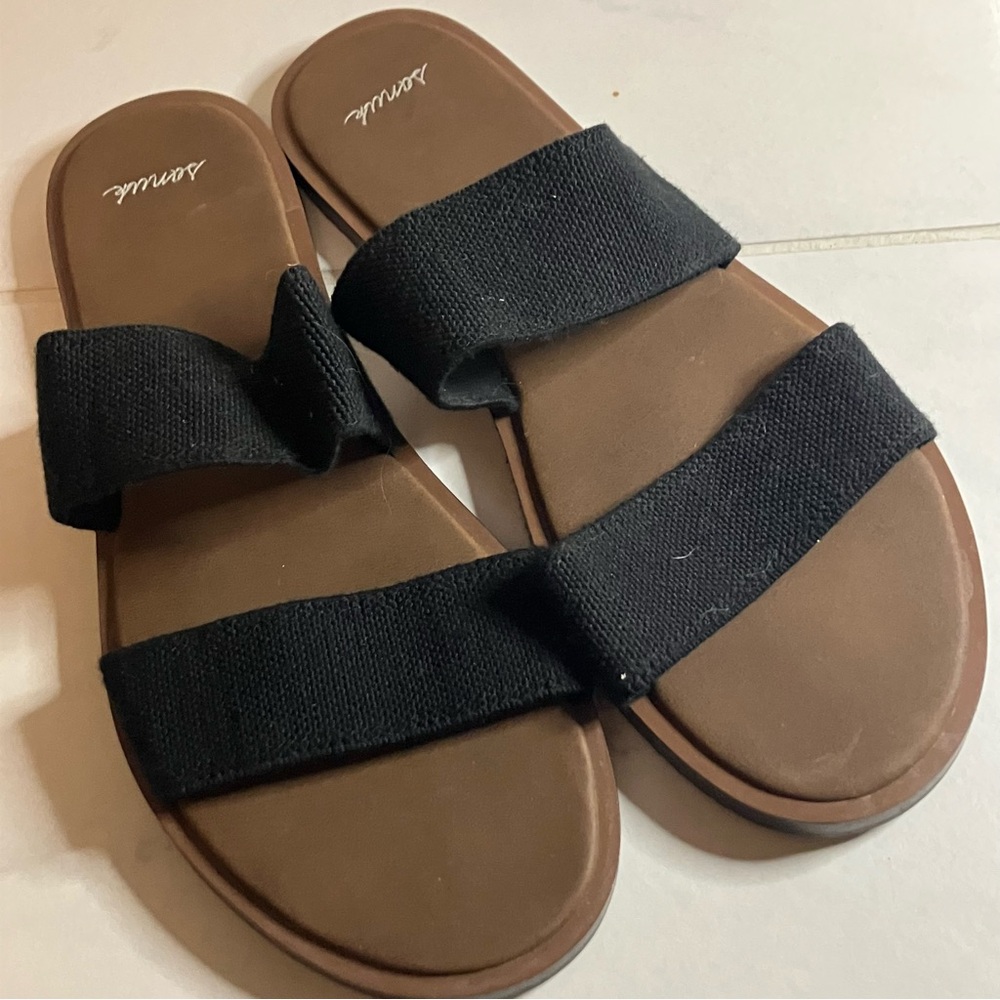 Sanuk Black and Brown Textured Sandals / flats.  Elastic straps. EUC!
